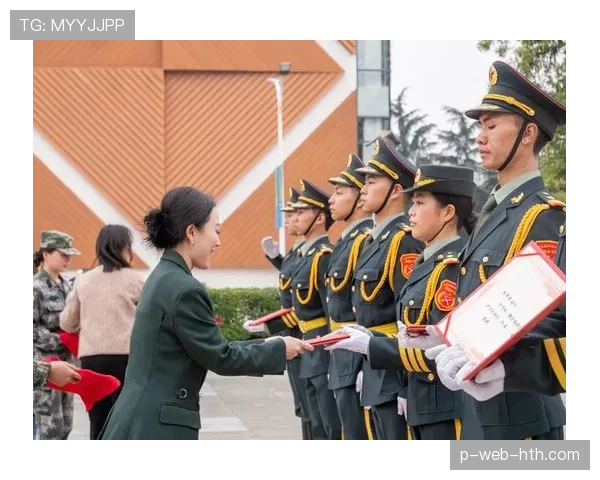出场时的摸队徽:忠诚的仪式感 出场时的摸队徽:忠诚的仪式感